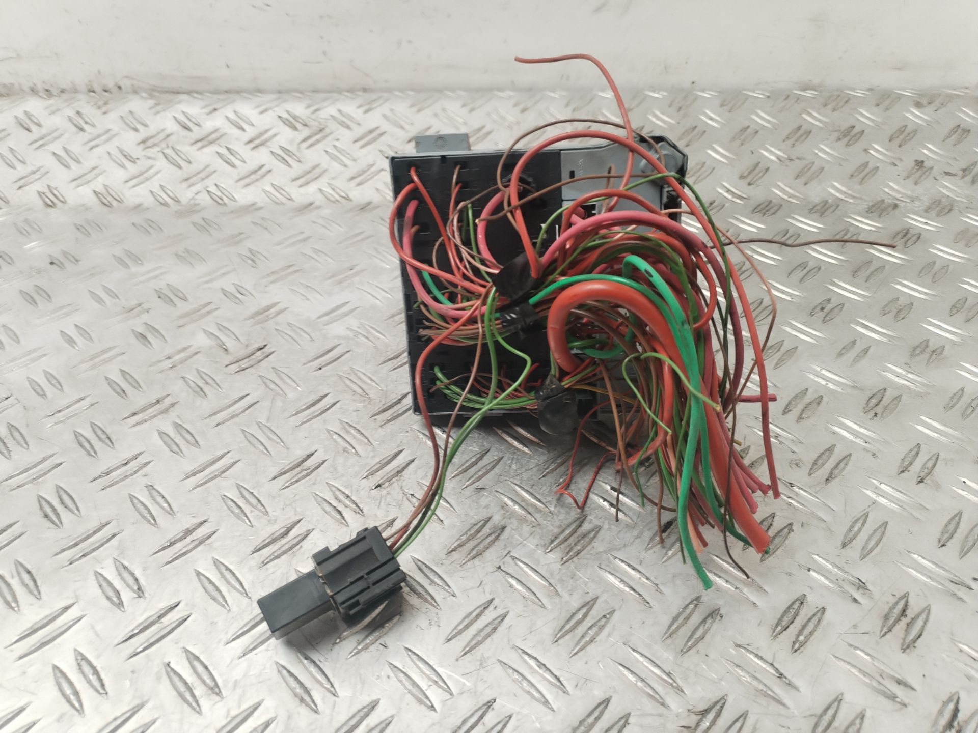 CAJA RELES / FUSIBLES 130414