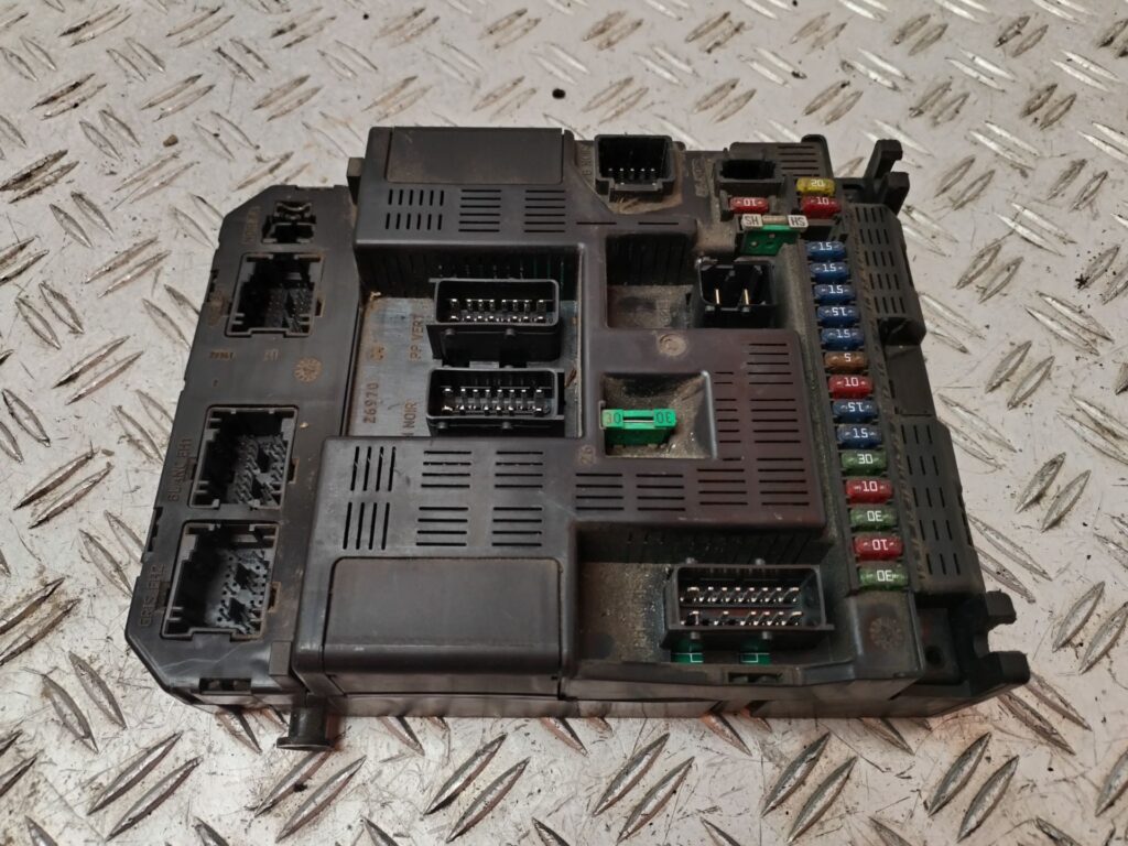 CAJA RELES / FUSIBLES 132279