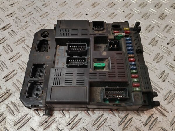 CAJA RELES / FUSIBLES 132279