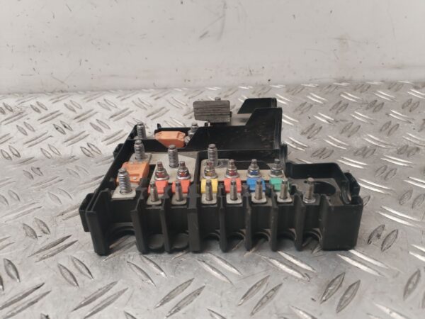 CAJA RELES / FUSIBLES 130406