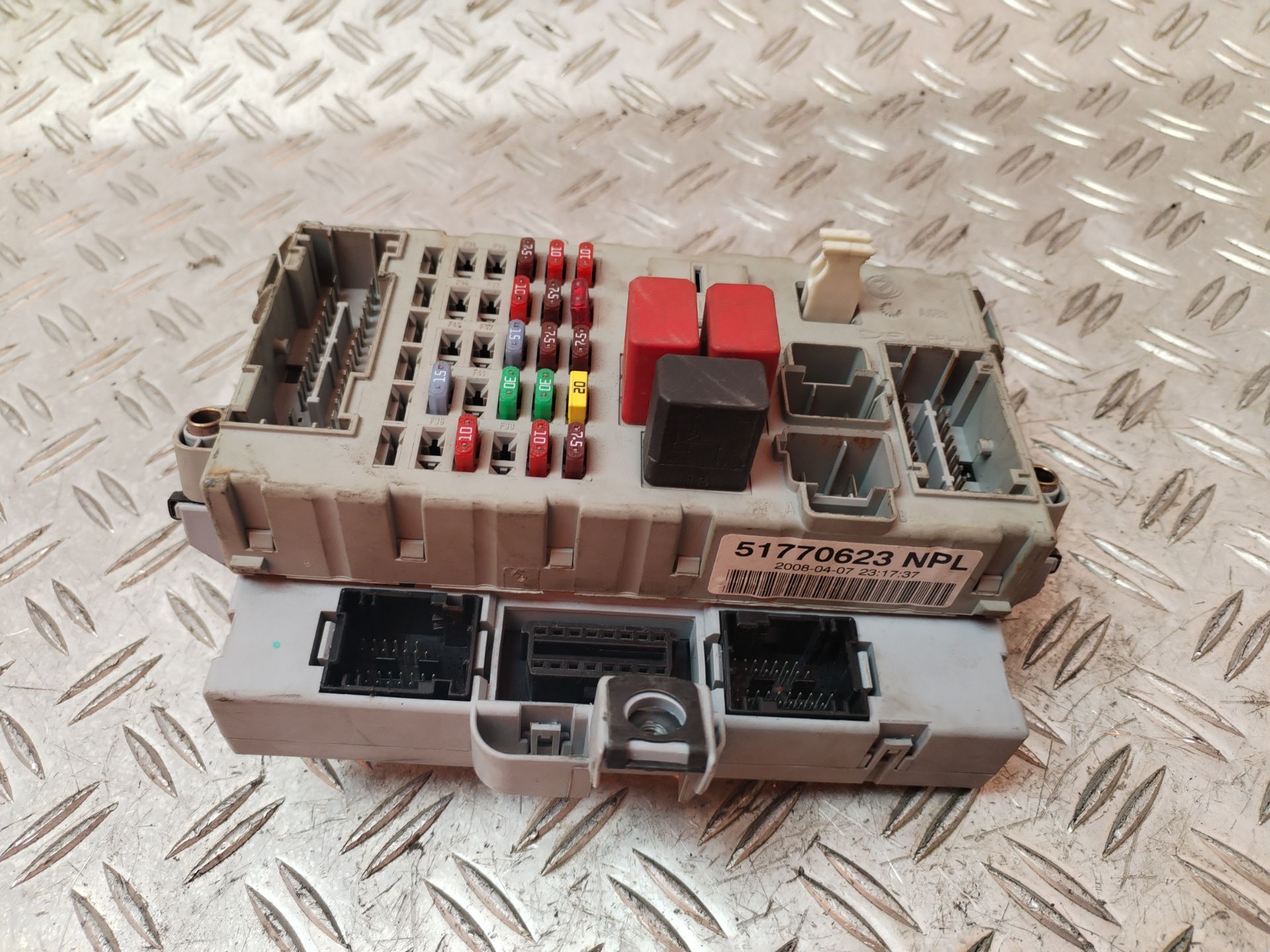 CAJA RELES / FUSIBLES 131308