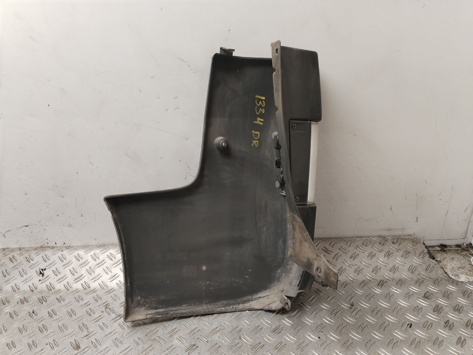 PUNTERA PARAGOLPES TRASERA DERECHA 131707