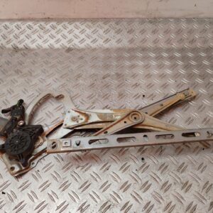 ELEVALUNAS DELANTERO DERECHO 131944