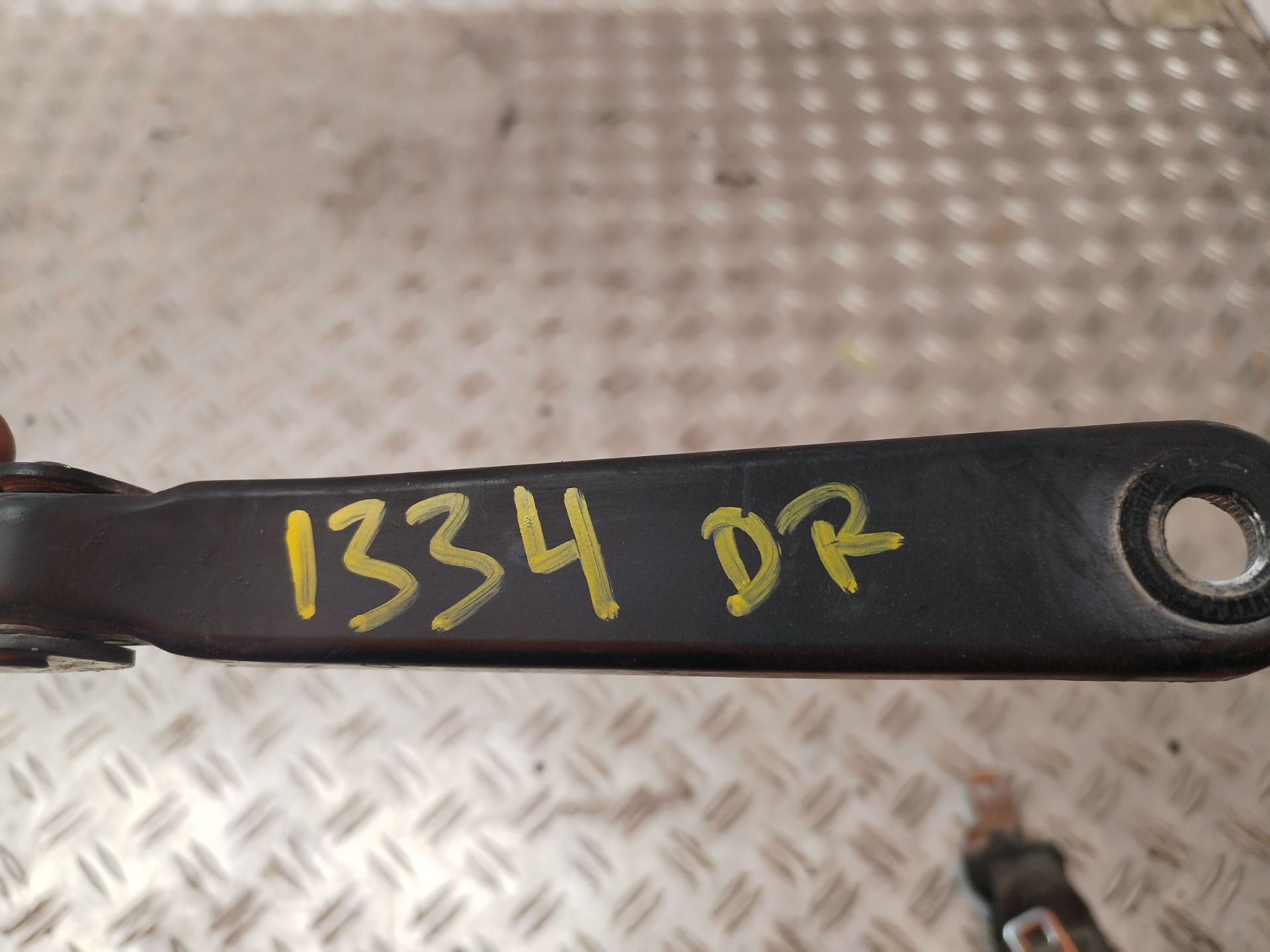 BRAZO LIMPIA DELANTERO DERECHO 131557