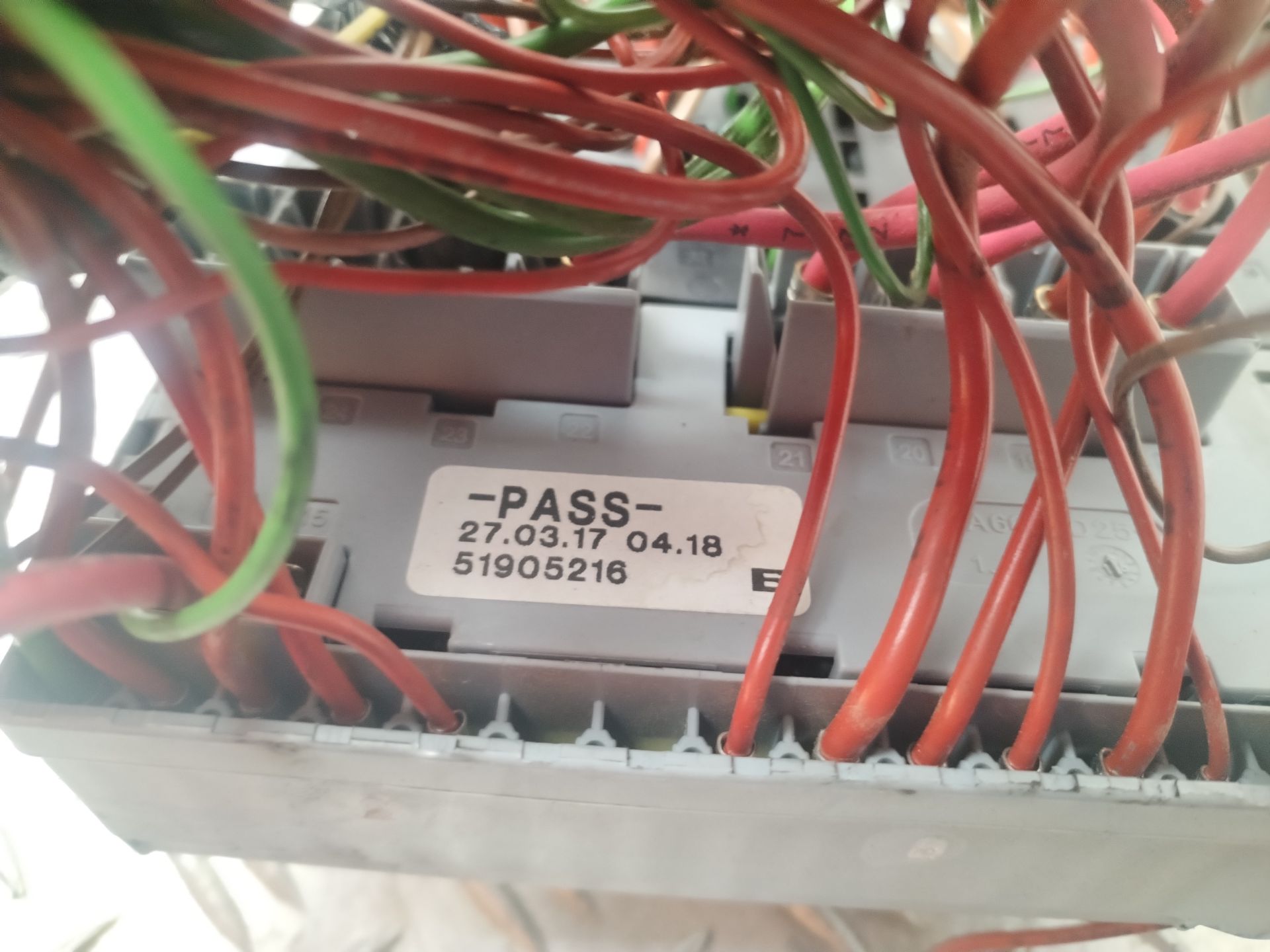 CAJA RELES / FUSIBLES 130414