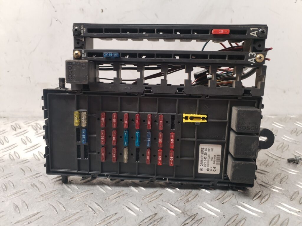 CAJA RELES / FUSIBLES 132647