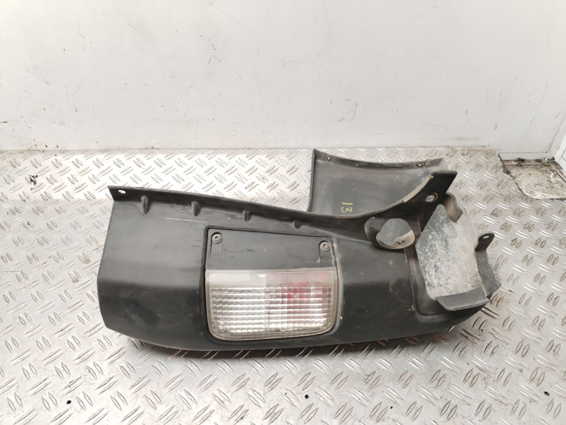 PUNTERA PARAGOLPES TRASERA IZQUIERDA 131703