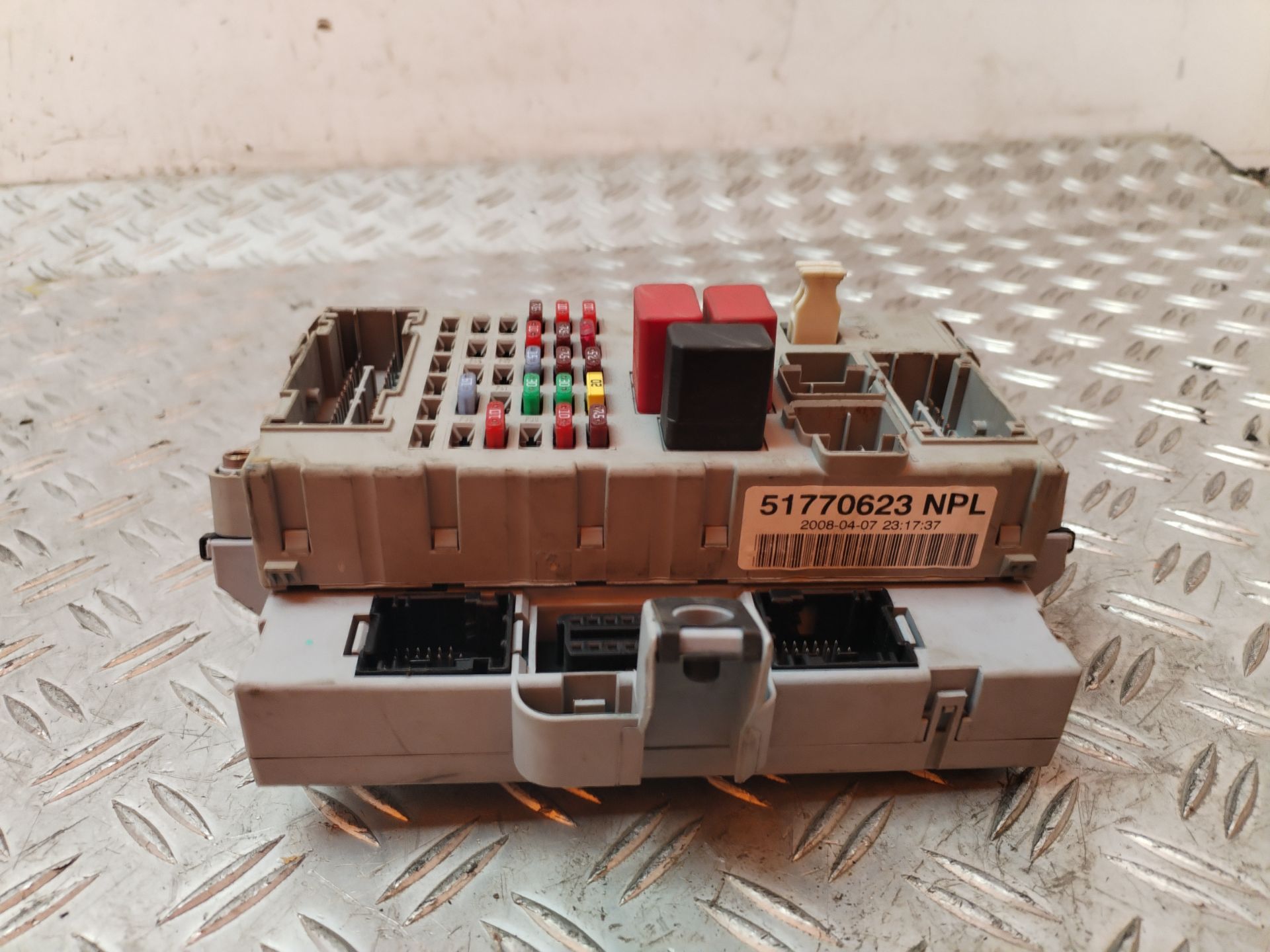 CAJA RELES / FUSIBLES 131308