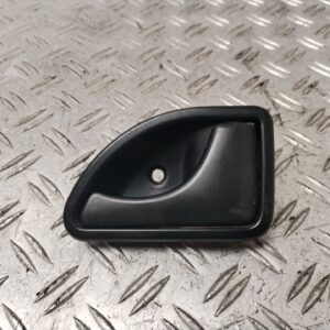 MANETA INTERIOR DELANTERA DERECHA 131772