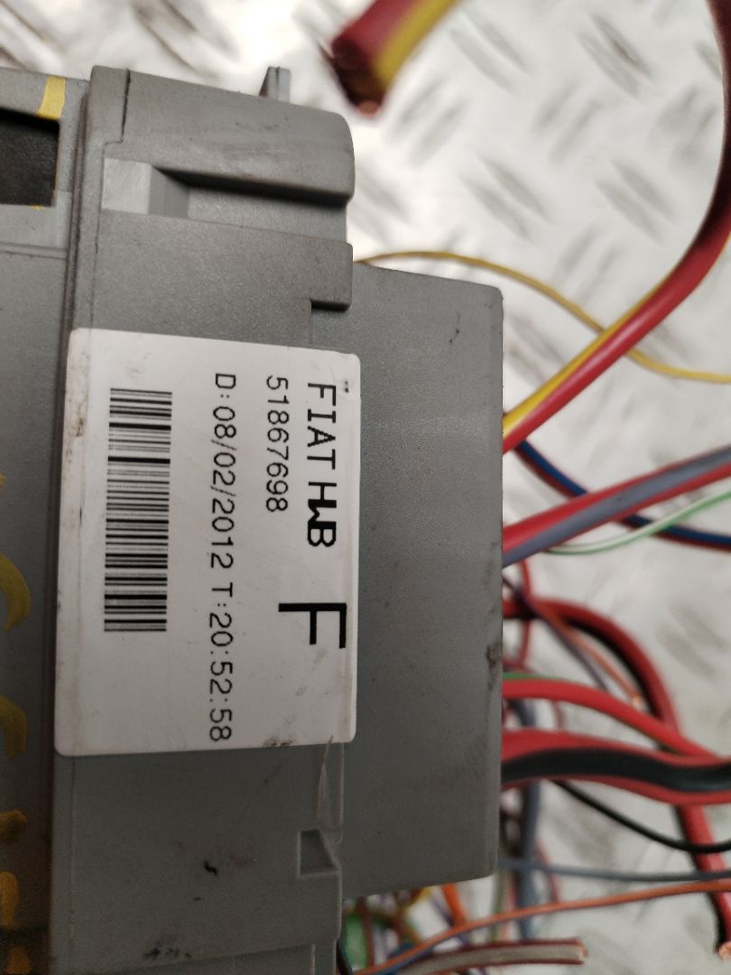 CAJA RELES / FUSIBLES 131319