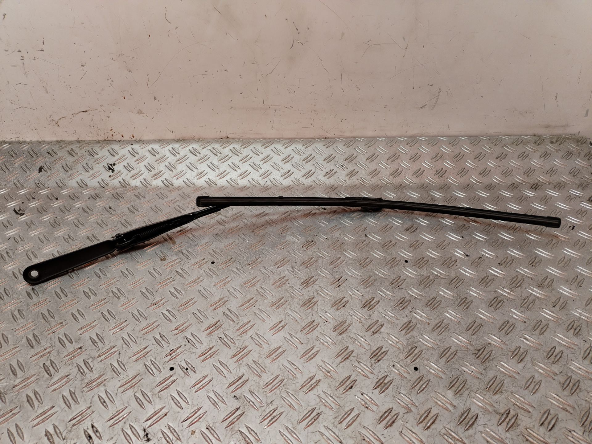 BRAZO LIMPIA DELANTERO DERECHO 131697