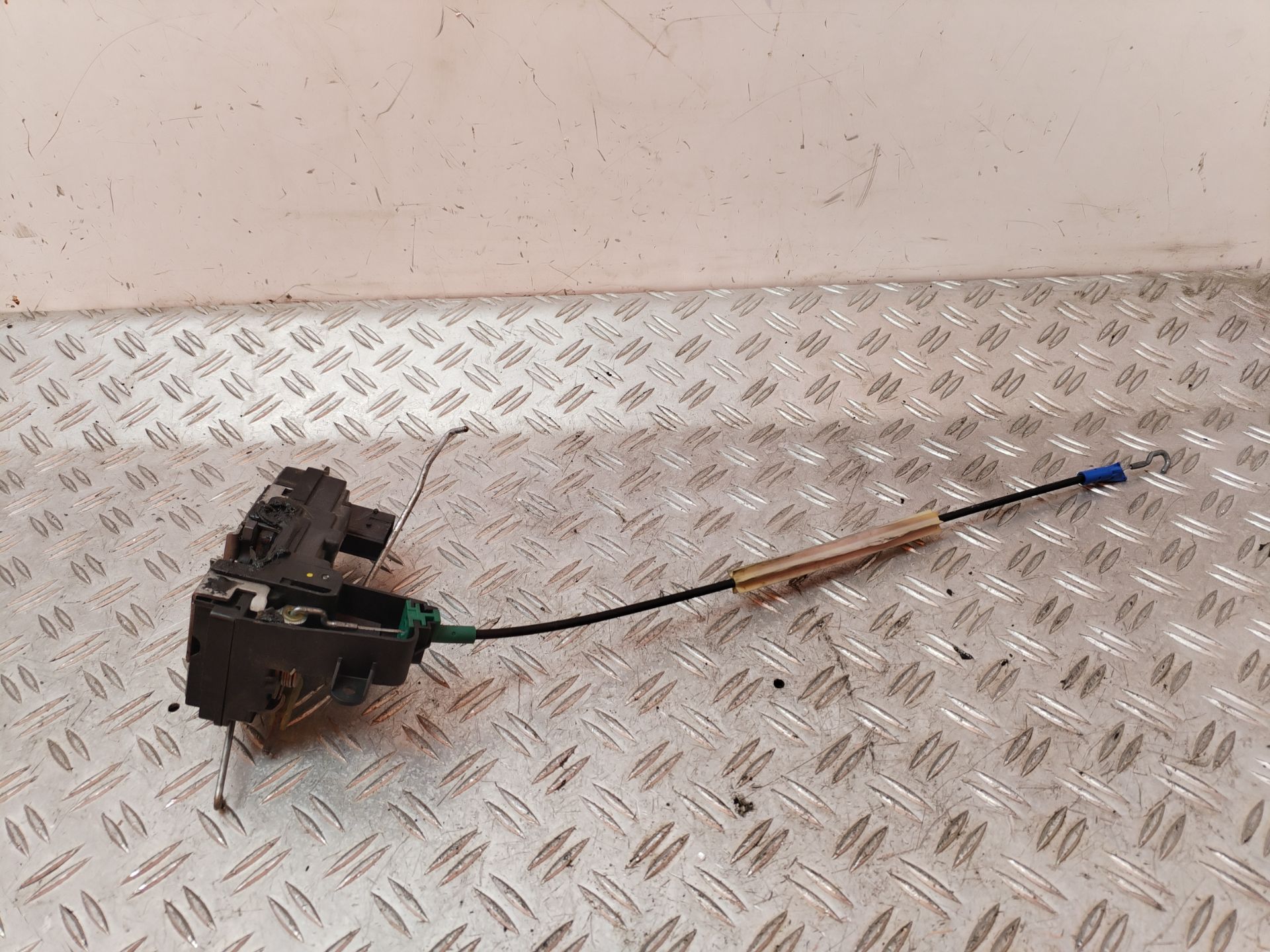 CERRADURA PUERTA DELANTERA IZQUIERDA 131820