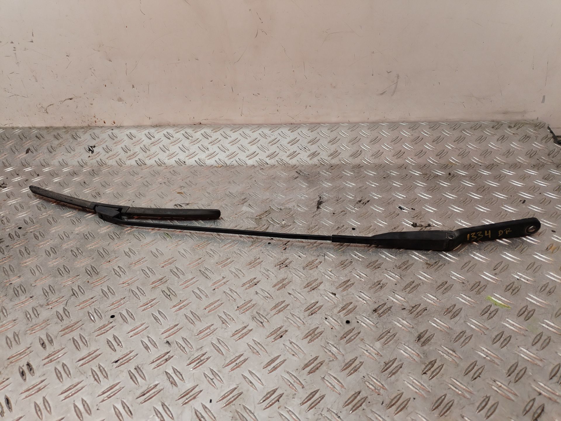 BRAZO LIMPIA DELANTERO DERECHO 131557