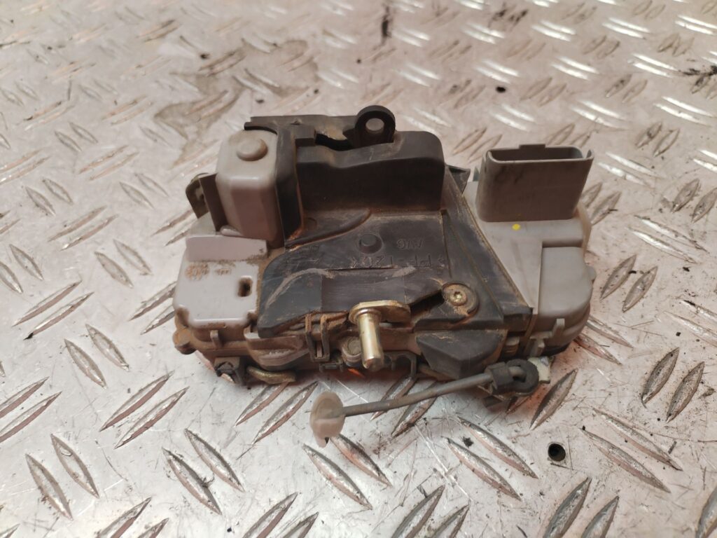 CERRADURA PUERTA DELANTERA IZQUIERDA 131537