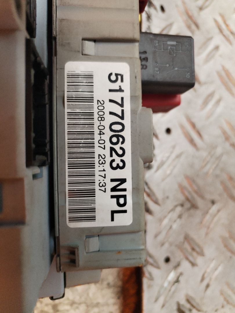 CAJA RELES / FUSIBLES 131308