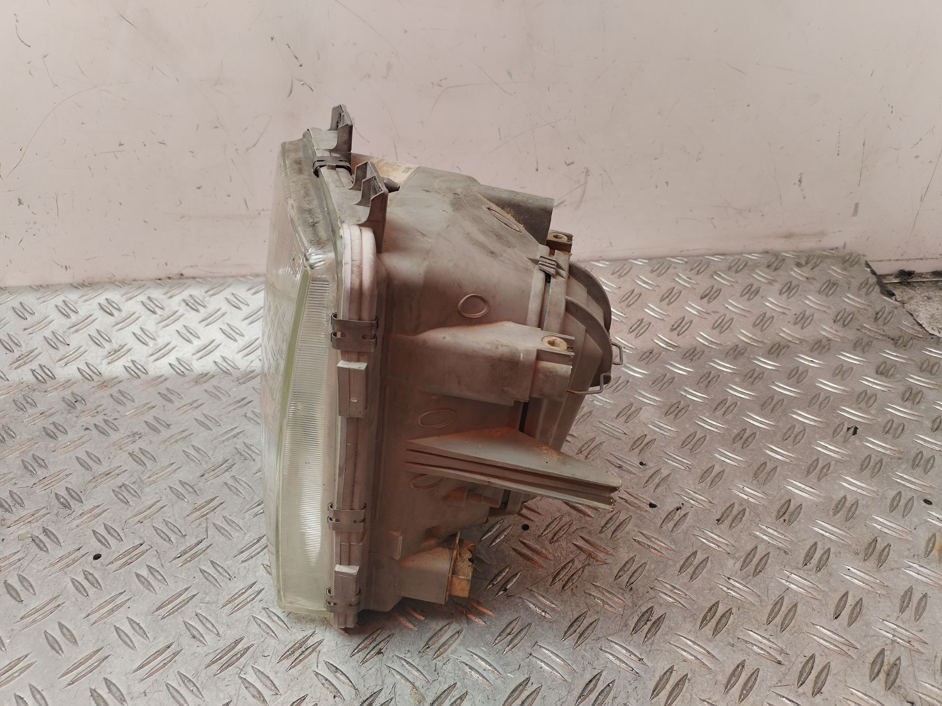 FARO IZQUIERDO 131637