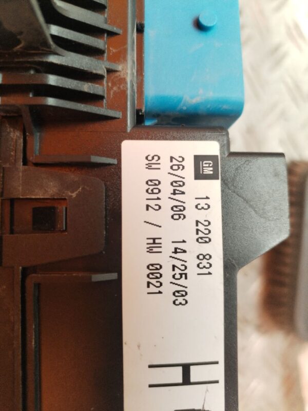 CAJA RELES / FUSIBLES 131797