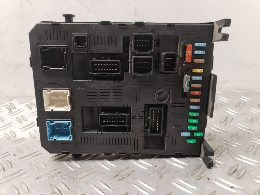 CAJA RELES / FUSIBLES 132367