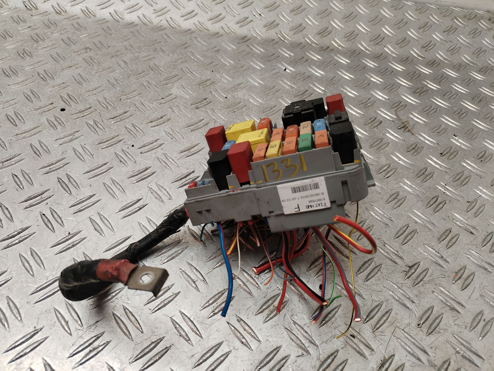 CAJA RELES / FUSIBLES 131319