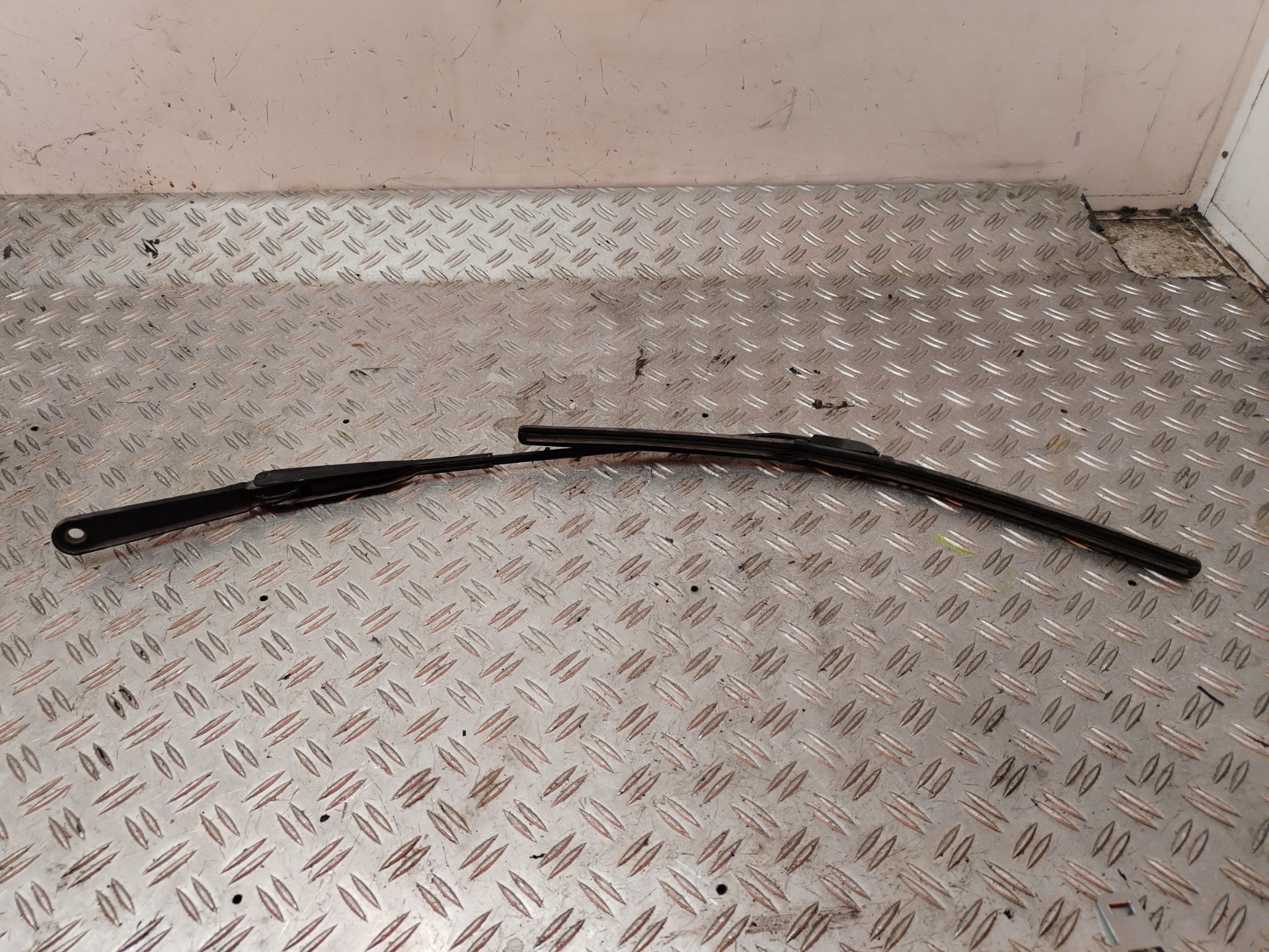 BRAZO LIMPIA DELANTERO IZQUIERDO 131558