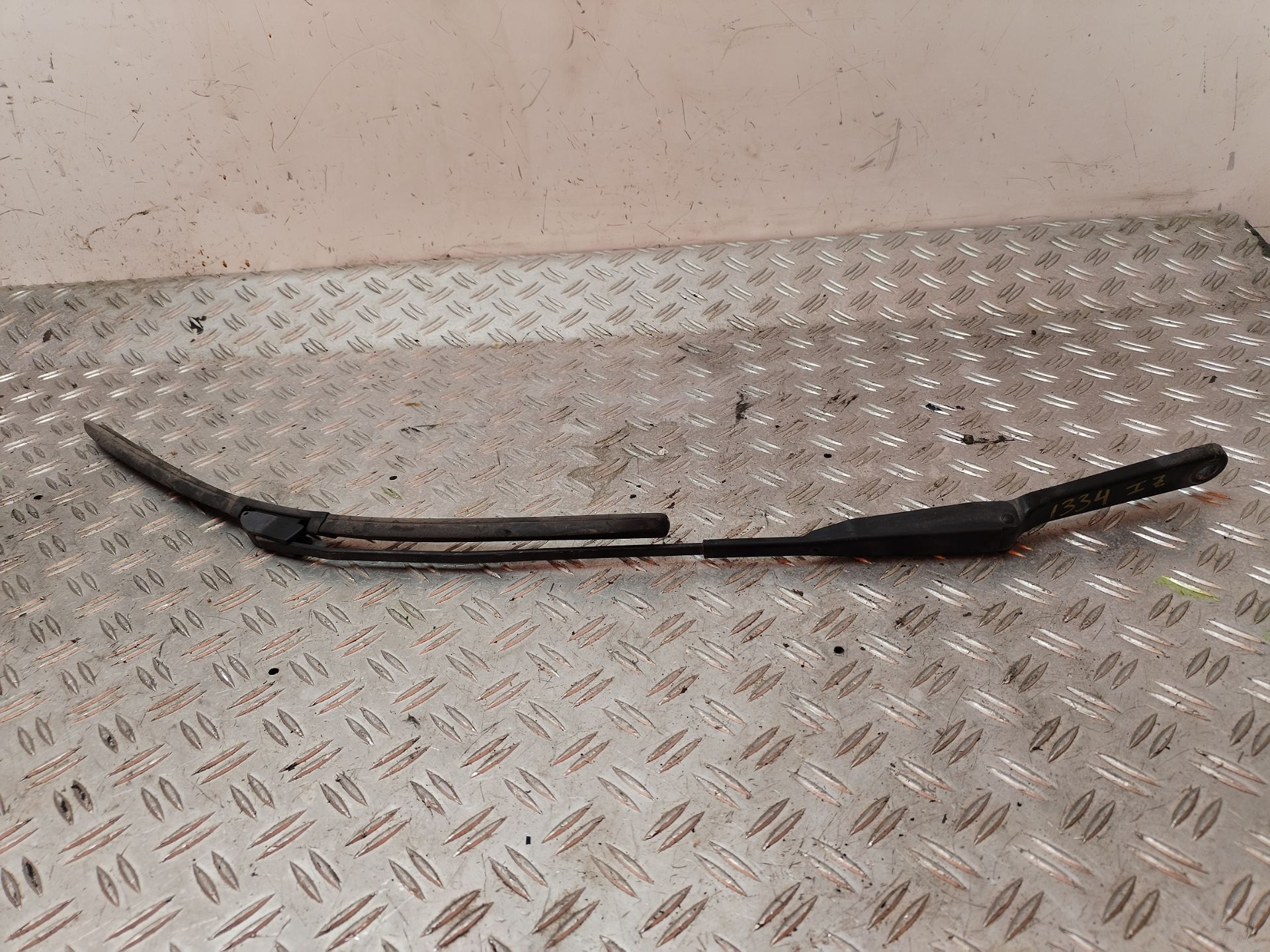 BRAZO LIMPIA DELANTERO IZQUIERDO 131558