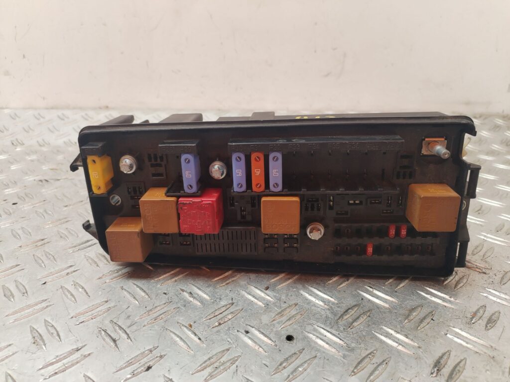 CAJA RELES / FUSIBLES 131524