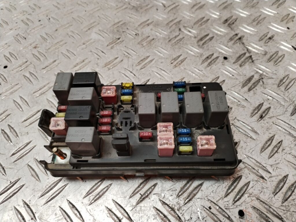 CAJA RELES / FUSIBLES 131799