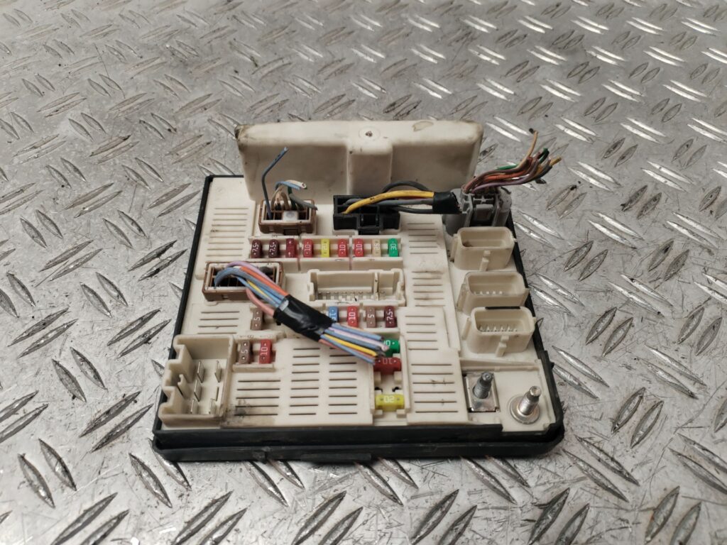 CAJA RELES / FUSIBLES 131783