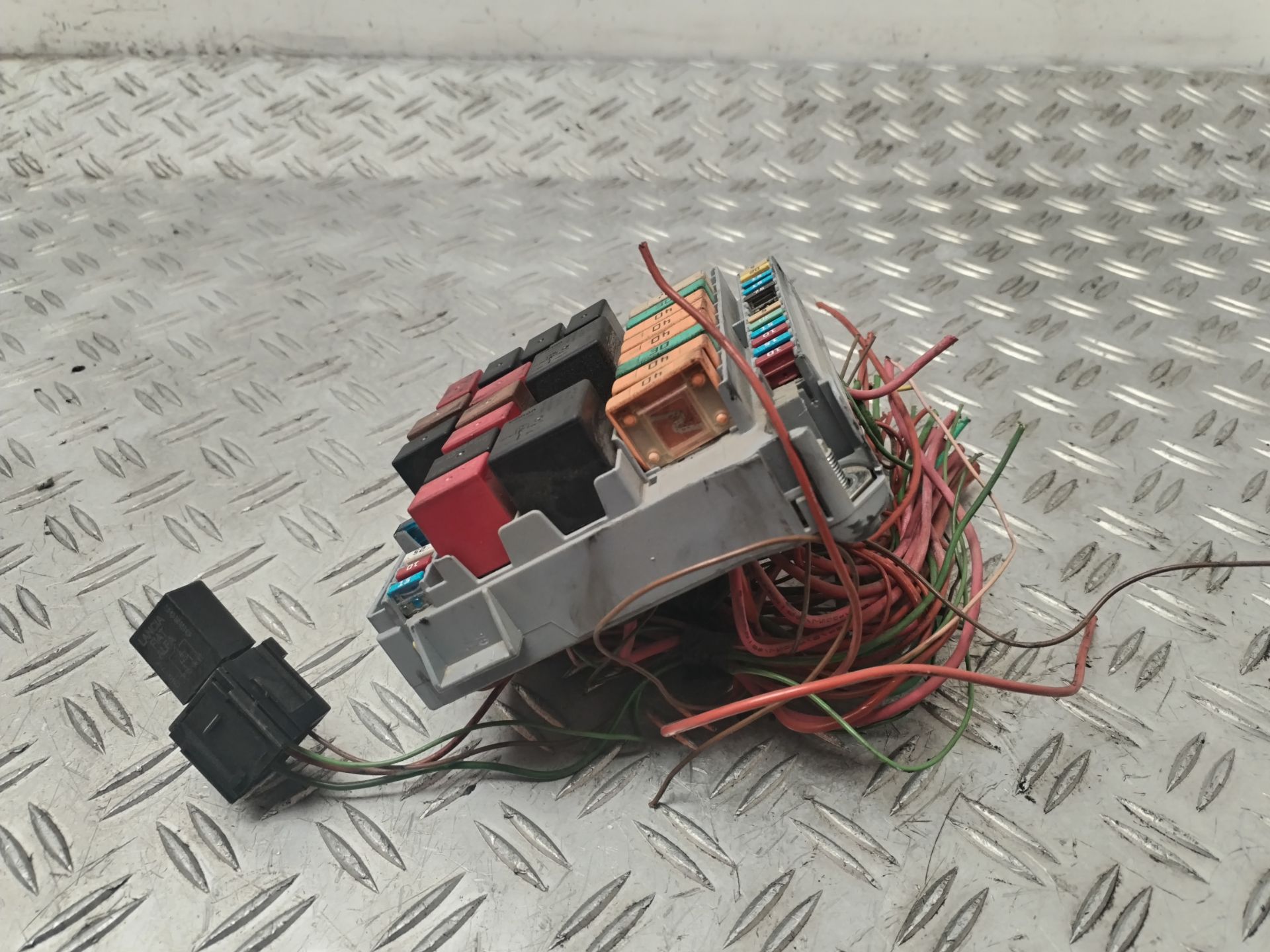 CAJA RELES / FUSIBLES 130414