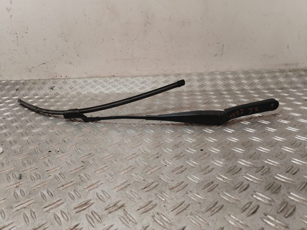 BRAZO LIMPIA DELANTERO IZQUIERDO 131685