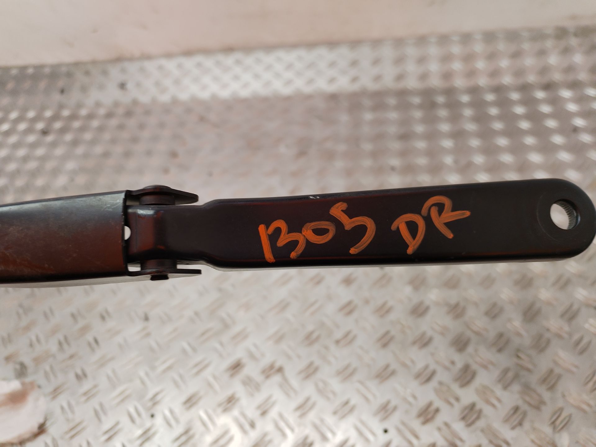 BRAZO LIMPIA DELANTERO DERECHO 131697