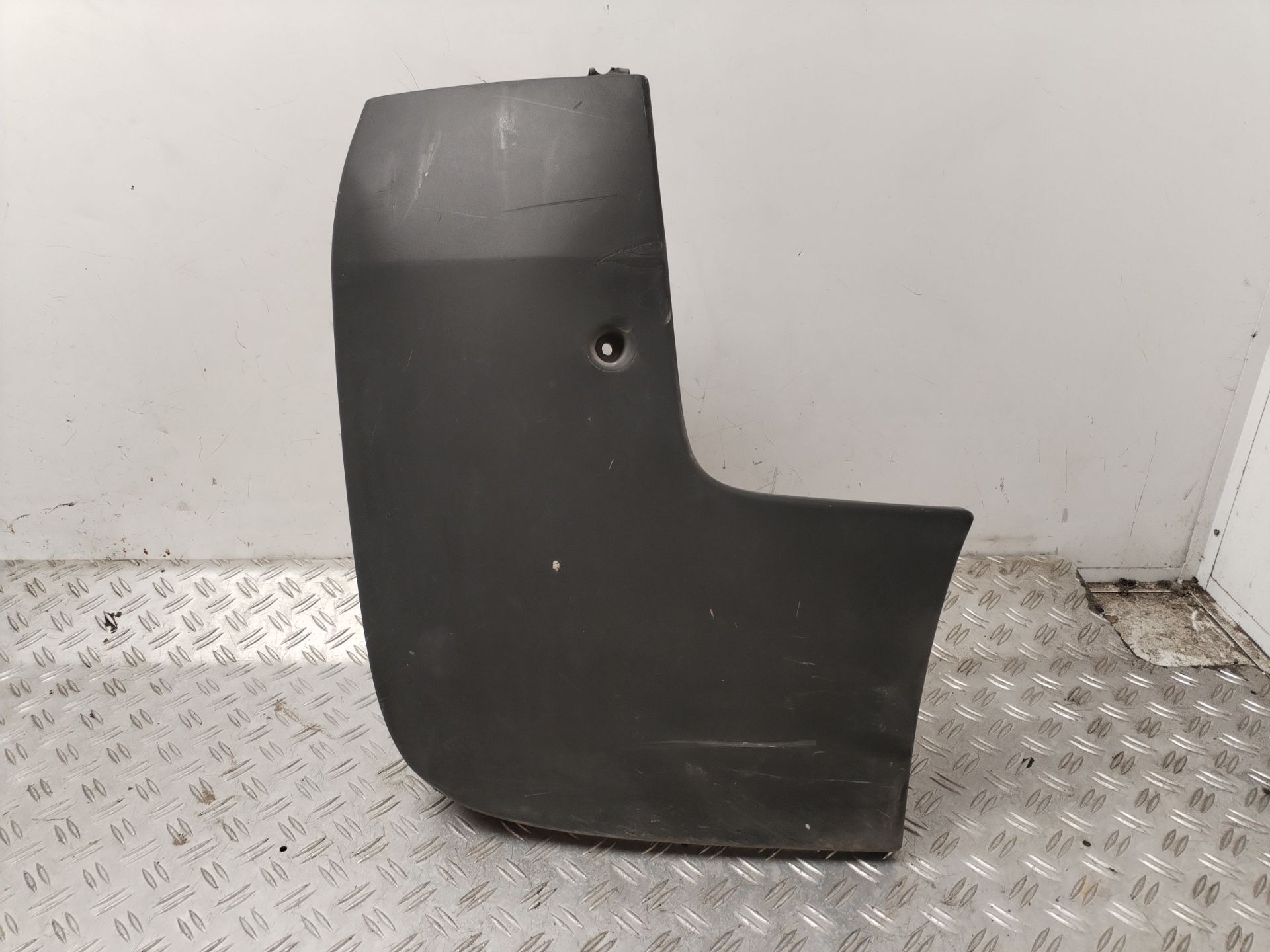 PUNTERA PARAGOLPES TRASERA DERECHA 131707