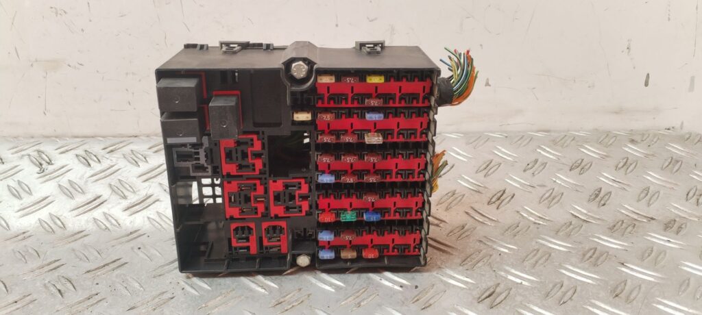 CAJA RELES / FUSIBLES 132321