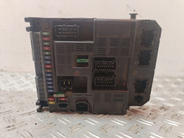 CAJA RELES / FUSIBLES 132279