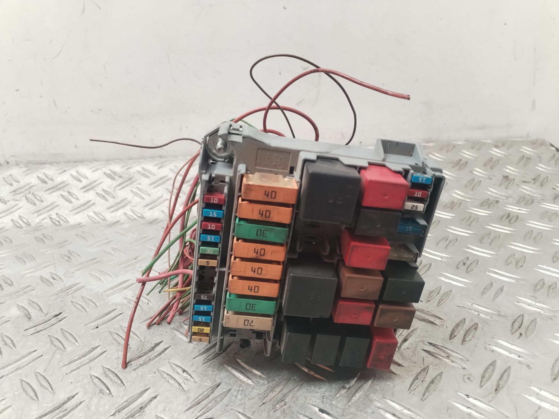 CAJA RELES / FUSIBLES 130414