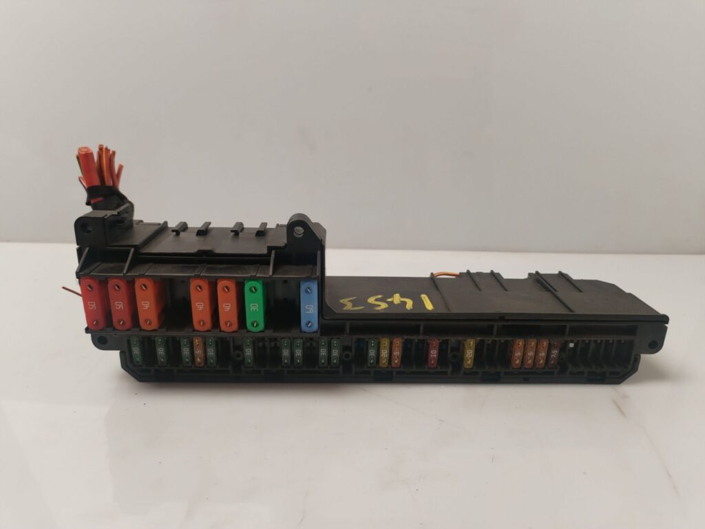 CAJA RELES / FUSIBLES 134214