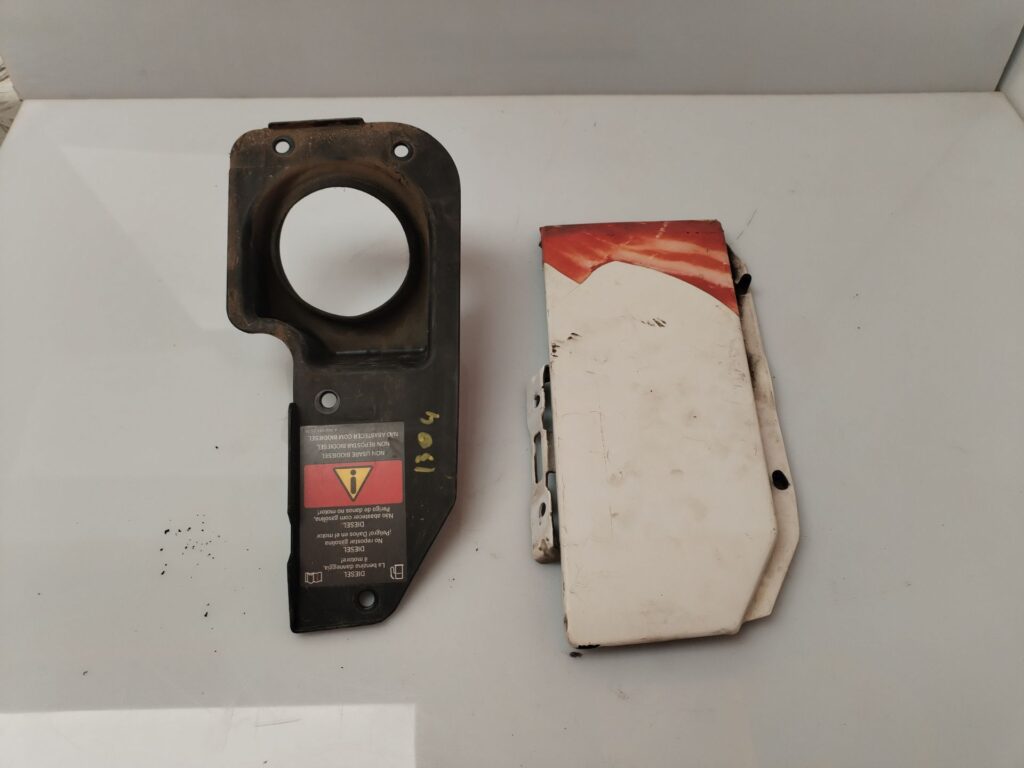 TAPA EXTERIOR COMBUSTIBLE 133811