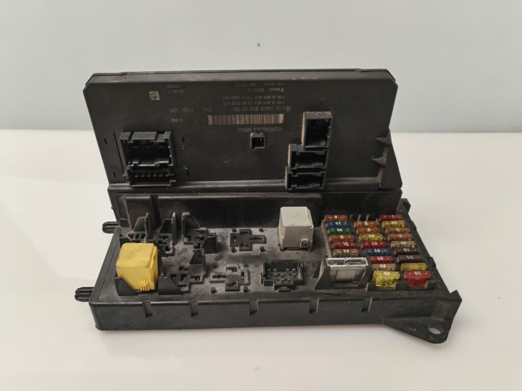 CAJA RELES / FUSIBLES 134577