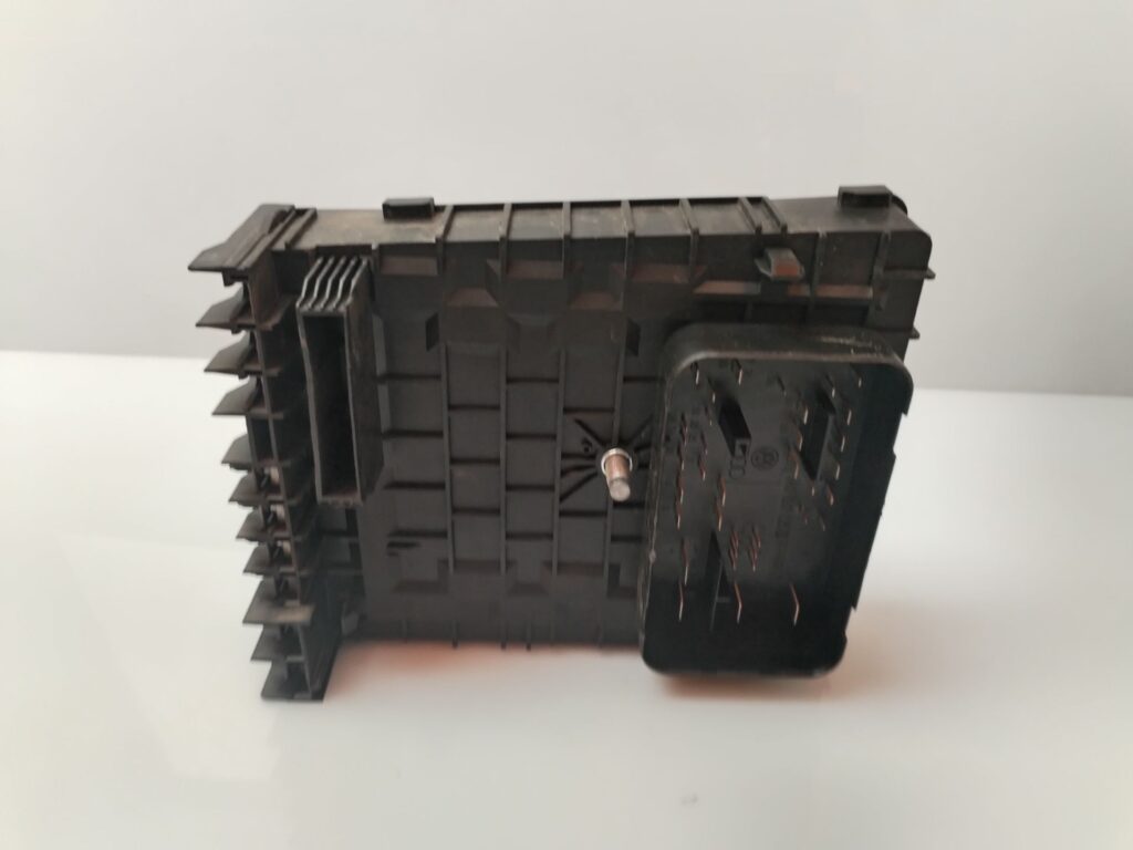 CAJA RELES / FUSIBLES 133145