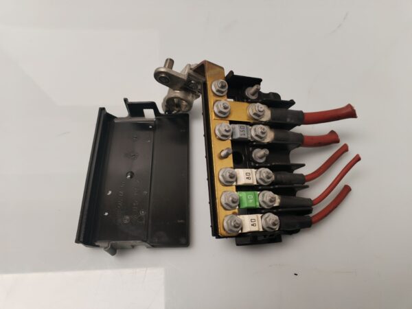 CAJA RELES / FUSIBLES 133839