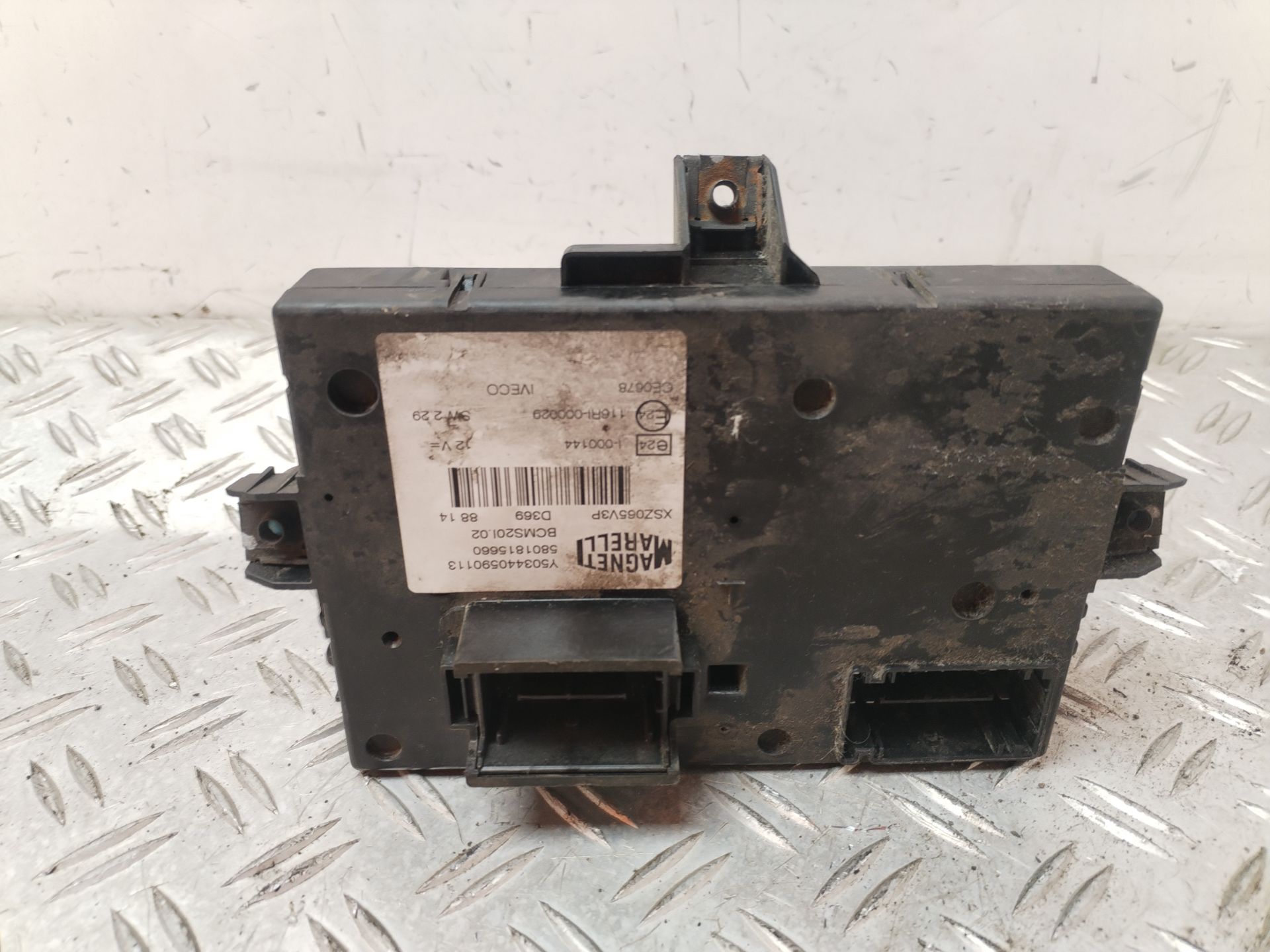 CAJA RELES / FUSIBLES 132072