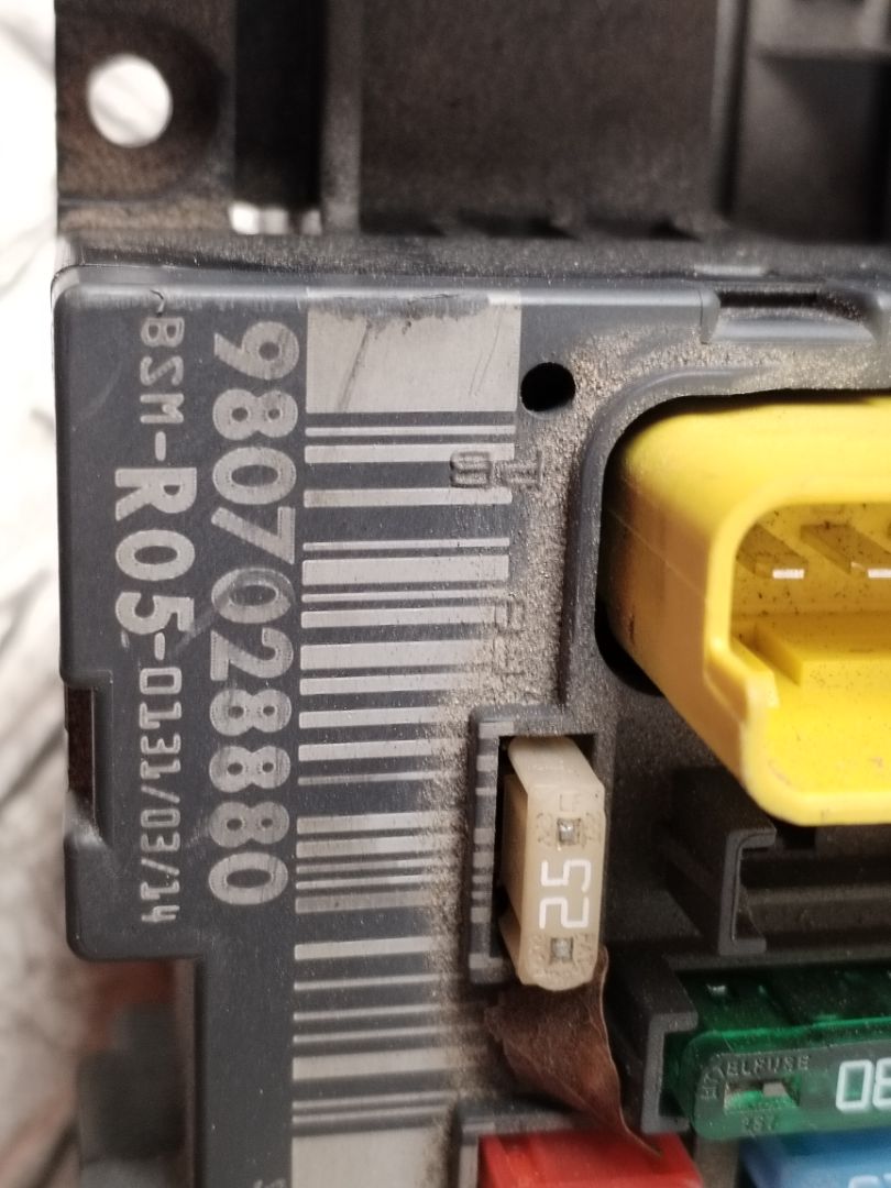 CAJA RELES / FUSIBLES 133357