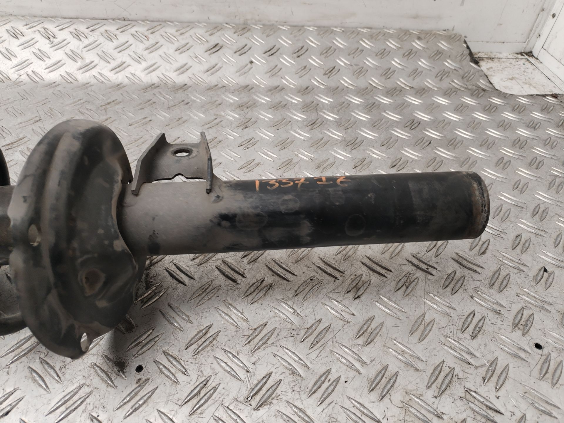 AMORTIGUADOR DELANTERO IZQUIERDO 133084