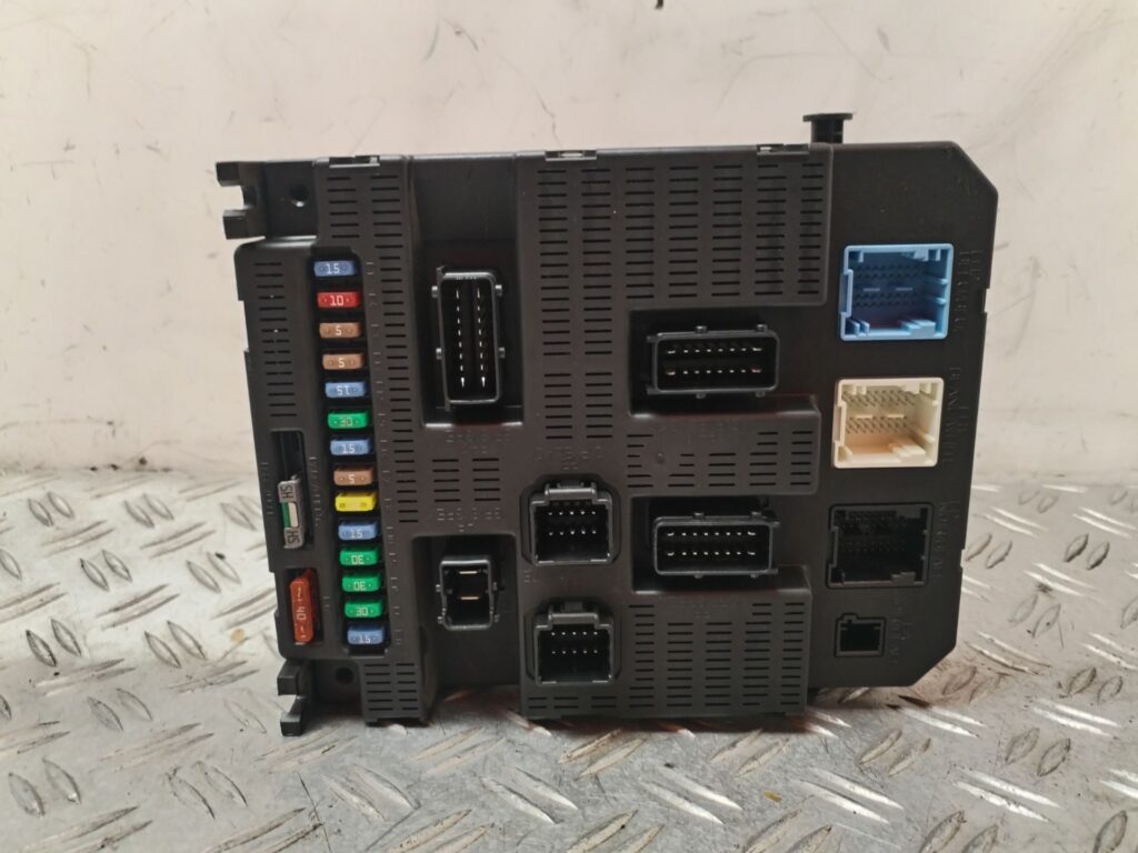CAJA RELES / FUSIBLES 132812
