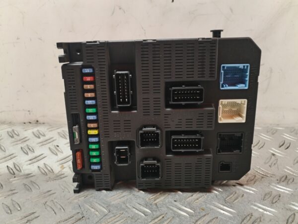 CAJA RELES / FUSIBLES 132812
