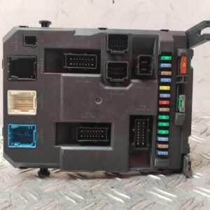 CAJA RELES / FUSIBLES 132799