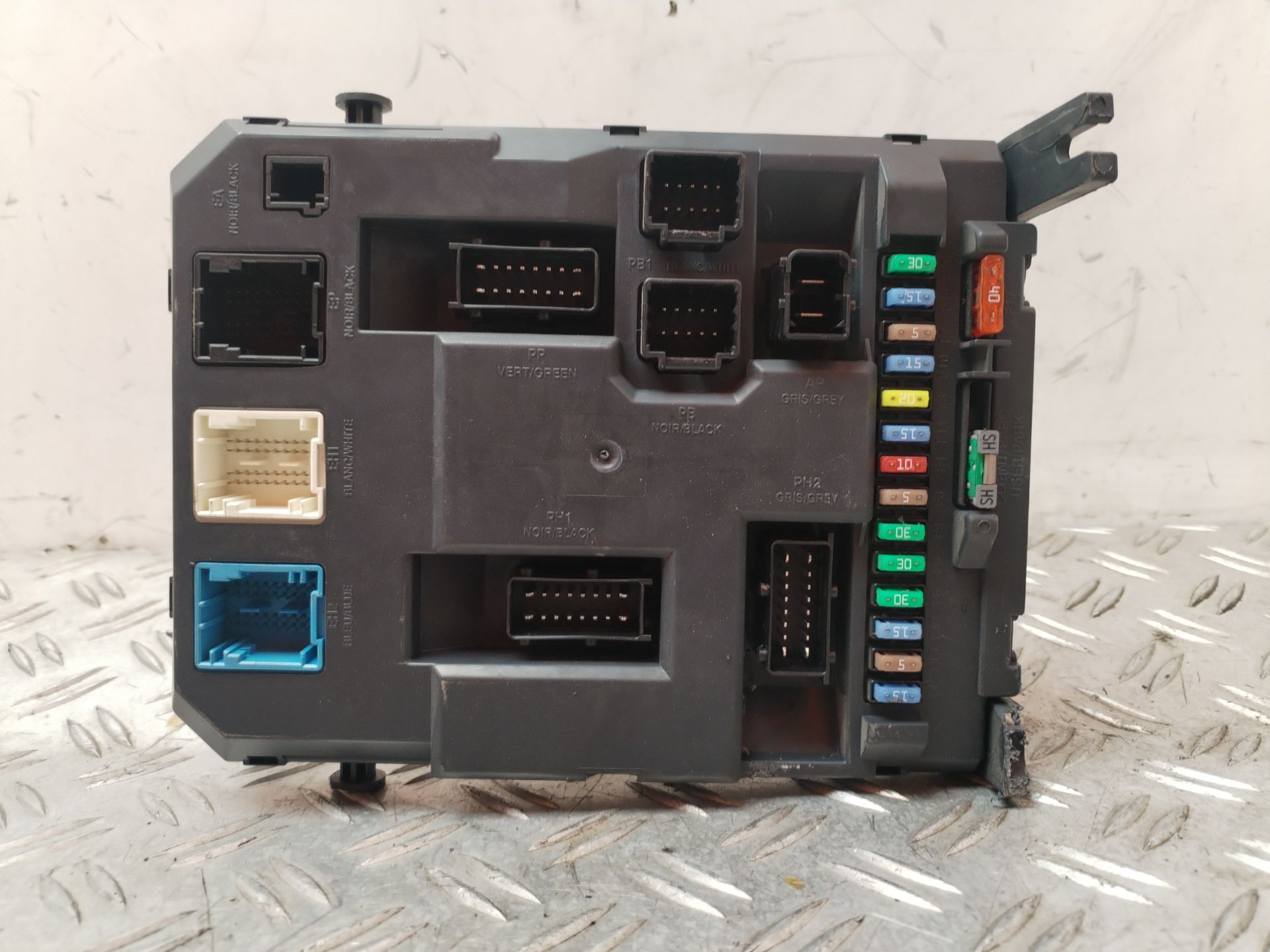 CAJA RELES / FUSIBLES 132799