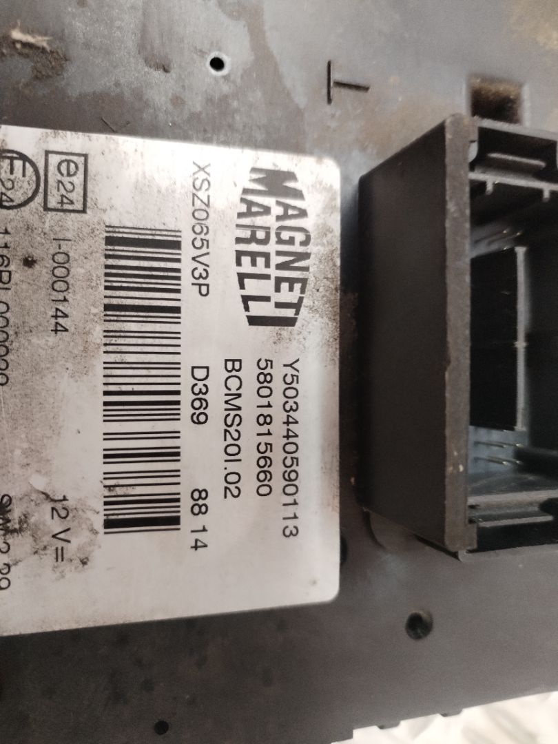 CAJA RELES / FUSIBLES 132072
