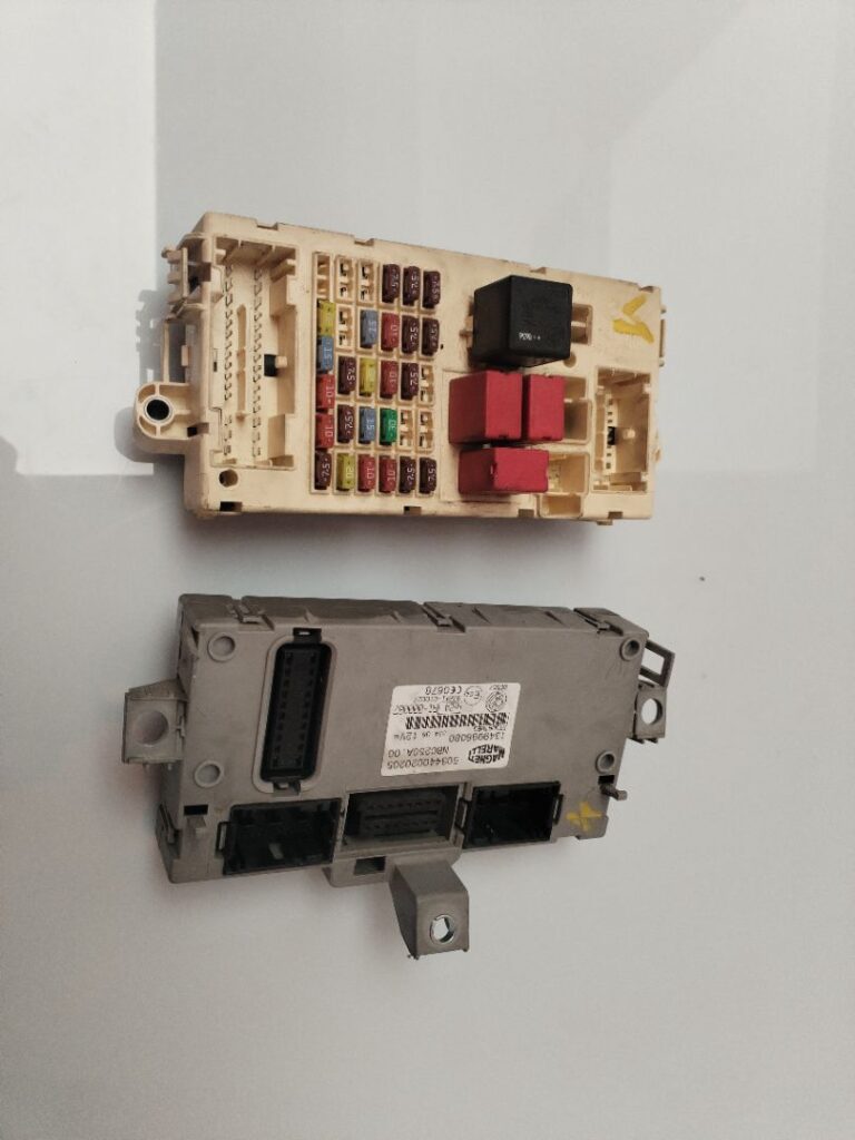 CAJA RELES / FUSIBLES 133151