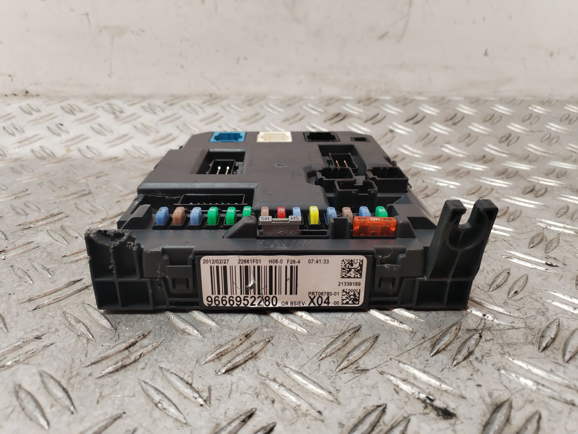 CAJA RELES / FUSIBLES 132799